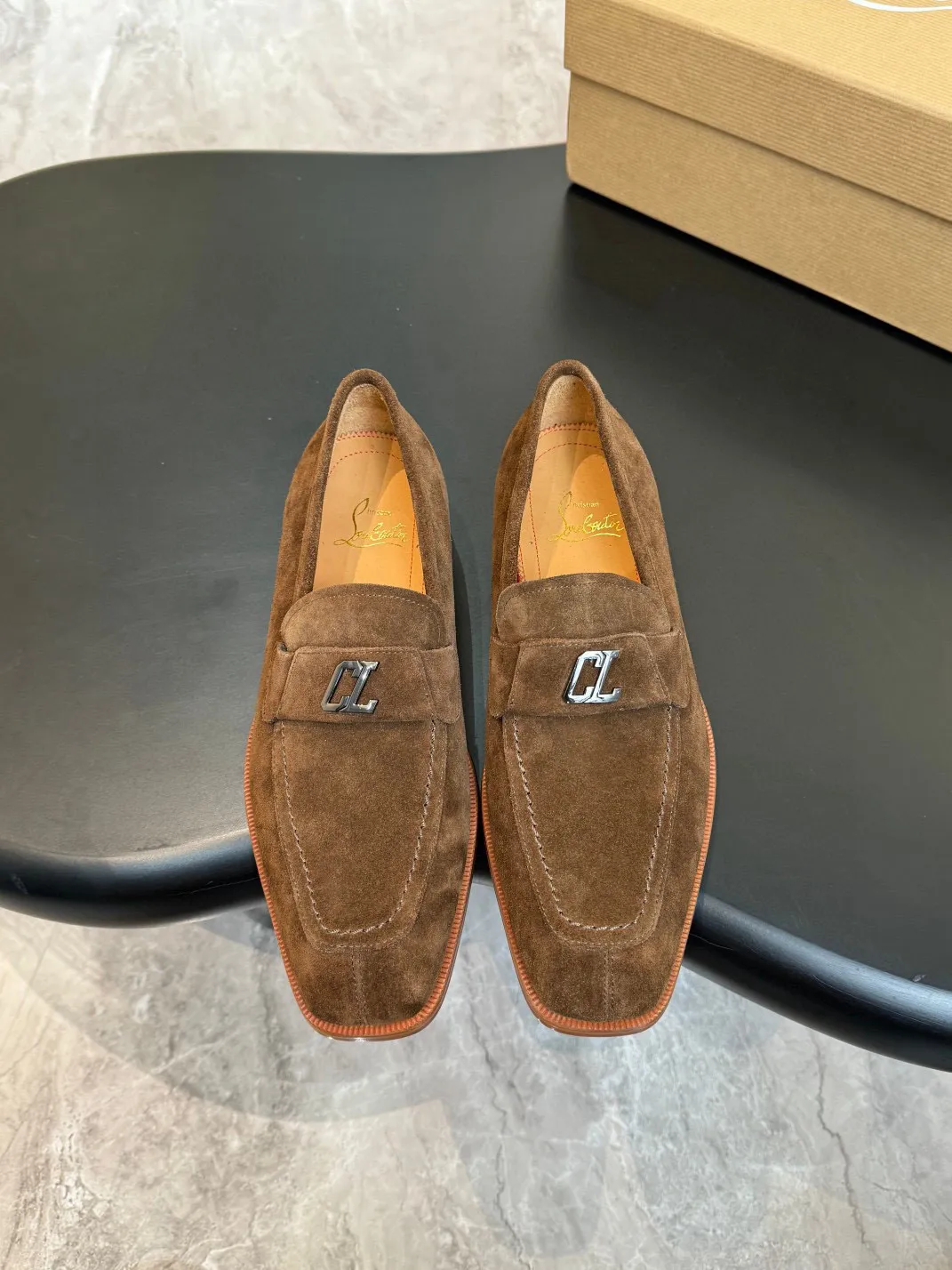 💰960 Christia*.Loubouti*🆑High-end men’s business formal leather shoes｜Classic red-soled shoes｜Original imported first-layer cowhide｜Iconic rivet decoration｜Water-dyed cowhide lining｜Italian imported red cowhide outsole｜High-end luxury｜Perfect interpretation of fashion, sunshine, style, suitable for various occasions Size: 39-44 (customized at 38.45.46)✅
